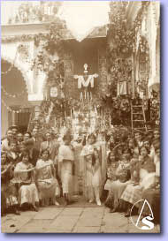 Cruz Mayo calle Almirante Valdez. 1915. Archivo Municipal.