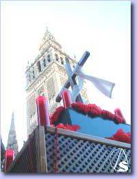 Cruz de Mayo por la Plaza Virgen de los Reyes 2004 / Foto: Francisco Santiago