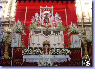 Hiniesta Gloriosa presidiendo el Altar del Ayuntamiento (2003) /Foto: Francisco Santiago