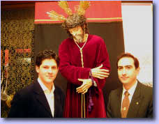 Presentacin de la Imagen en San Antonio Abad. El Autor y el Hermano Mayor junto al Cristo de la Caridad