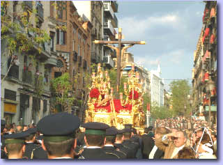 Paso de la Hermandad del Buen Fin por la Plaza de la Campana (2003)